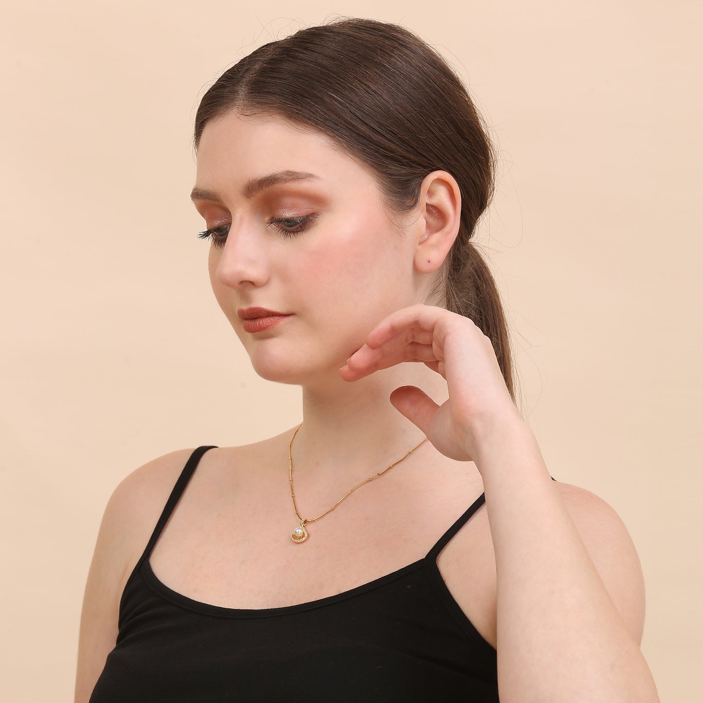 Serene Shell Necklace