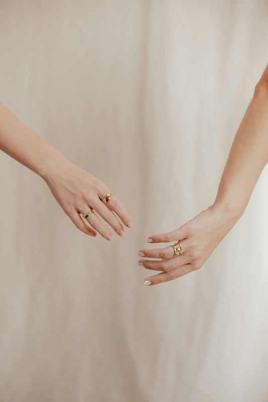 The Art of Everyday Elegance: Why Minimalist Jewelry is the New Must-Have